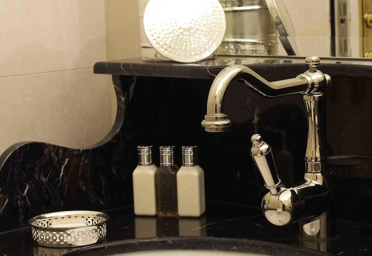 Boutique Konfidentiel Paris